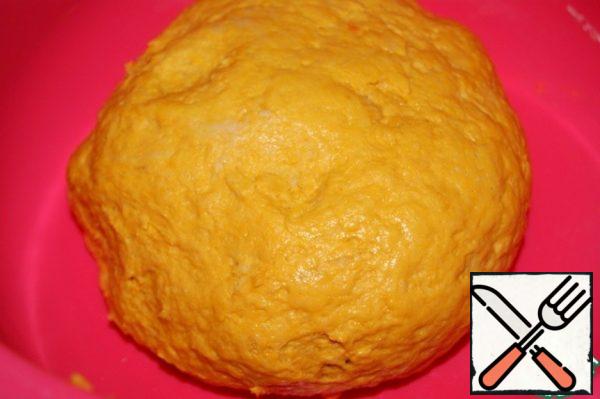 Roll the dough into a ball and leave at room temperature for 10 minutes without covering. Then knead and knead for 3 minutes. Repeat this action again and rolled into a ball placed in a greased container. Cover with a cloth and leave to rise at room temperature for 1 hour.
