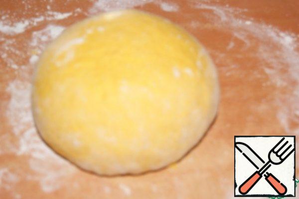 Turn the package upside down. And placing the edges of the palms under the base of the dough, lightly press (repeat several times from different sides) to get a smooth and even surface of the ball.
