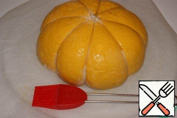 To give the ball the shape of a pumpkin, use kitchen thread to make four bands and get eight segments.