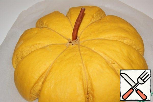 Lubricate the surface of the pumpkin with butter, stick a stick of cinnamon in the center from above. Put on proofing for 20 minutes.
Error correction:
do not tighten the thread too much, when proofing, it cuts through the dough more than you would like.
