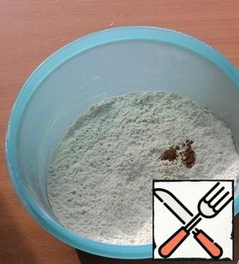 Everything is prepared very simply. In a bowl, mix all the dry ingredients for the dough: flour, sugar, salt, cinnamon, ginger, baking powder.