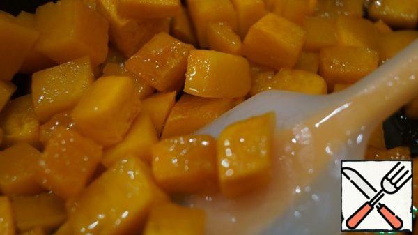 To start, cut the pumpkin, drizzle with oil and bake at a temperature of 200 degrees for 20 minutes, however, the time is guided by your stove. We don't need the pumpkin to turn brown, but it should be soft.