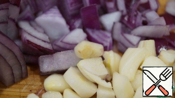 Onions and garlic cut into medium cubes without much fanaticism.