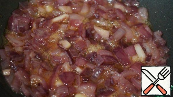 Fry the onion and garlic in oil over low heat until soft and transparent.
