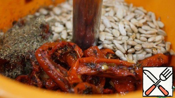 Turn off the heat, add to the mass of dried tomatoes, seeds and punch blender to the desired texture. I like it when you see pieces of dried tomatoes in the sauce.
