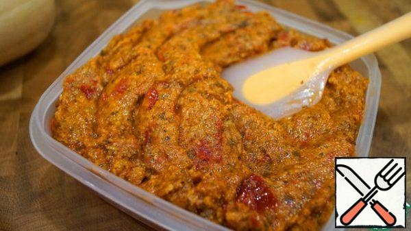 Transfer the sauce to a storage container.
It turns out a very rich pasta that can be stored in the refrigerator and used as needed: in the form of vegetable caviar on a side dish, as a sauce for potatoes or pasta, as a spread on sandwiches.