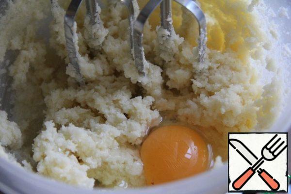 One by one, enter the eggs, continuing to beat the butter mixture.

