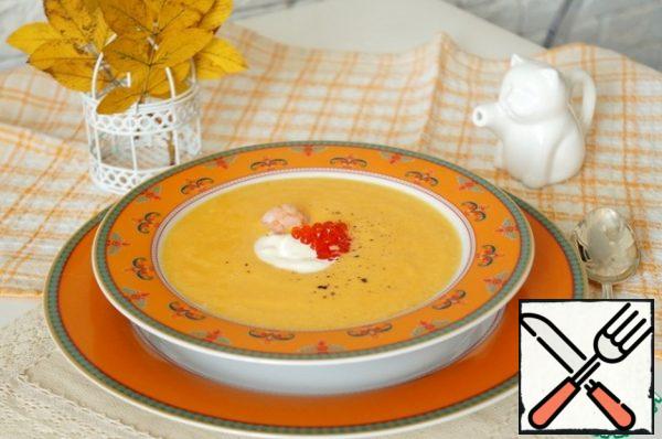 Pour a little more cream (or thick sour cream) into the middle of the plate, garnish with a drop of caviar.
Serve the soup with white bread. Cream and salt can also be served additionally to diversify the taste.