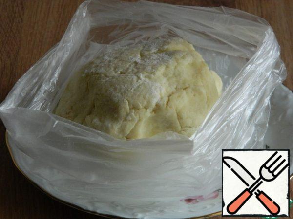 The dough is soft, very tender.
Put it in a bag and put it in the fridge for 30 minutes.