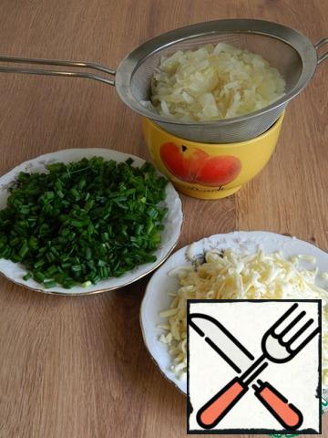 Put the onion on a sieve to glass excess oil.
Green onions cut.
Cheese sausage grate on a coarse grater.