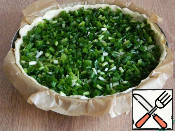 The second layer is spread with green onions.
