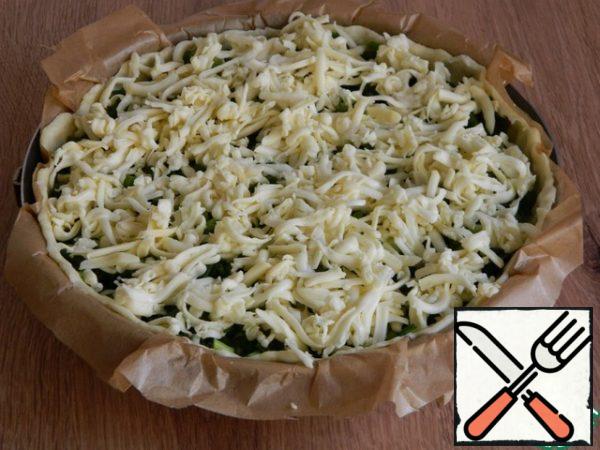 The third layer put grated sausage cheese. However, the cheese can not be pre-crushed on a grater, and grate directly on the cake.