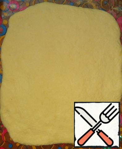 Knead the dough and divide into 2 parts.
Roll out each part of the dough into a rectangle 5 mm thick.
