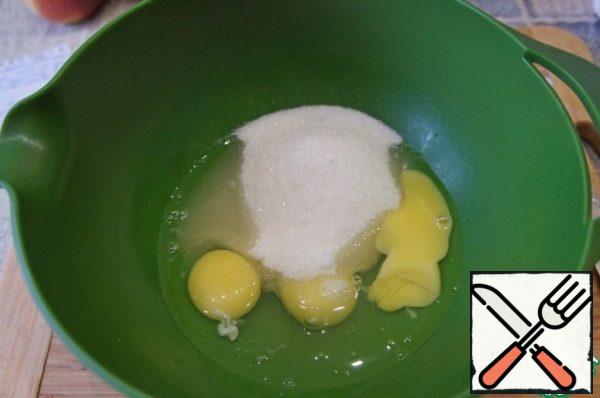 Prepare the products so that everything is at hand. Remove the butter and eggs from the refrigerator in advance. The oil should completely soften. Beat the eggs with sugar at a low white speed.
