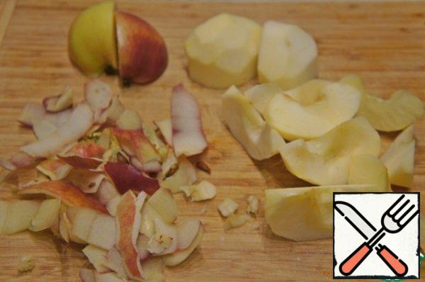 Peel the apples and cut each into 8-12 slices, depending on the size of the apples.

