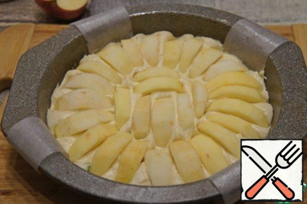 Form d 22-24 cm (I have 23 cm)grease with oil and put the dough. Level. From top to distribute the slices of apples with the convex side up, as tightly as possible to each other. The more apples, the juicier the pie will be.