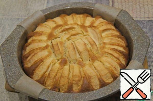 Bake the pie in the oven, preheated to 180 * C, for 50 minutes. Turn off the oven, but do not open it for another 10 minutes. Look at your oven, after 50 minutes the pie is slightly burnt from the bottom and side.
