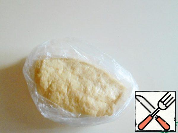 When all the ingredients are combined into the dough, knead it with your hands. Roll into a bun or roller, wrap in a bag or film. Put in the refrigerator for 1 hour.