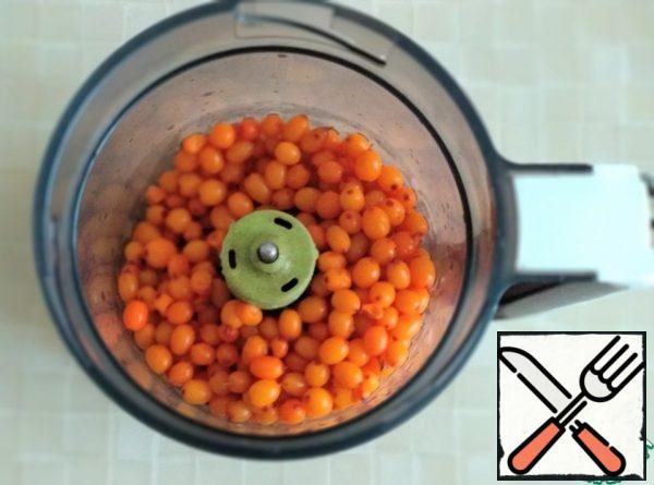 We wash the sea buckthorn well and put it in a blender.
