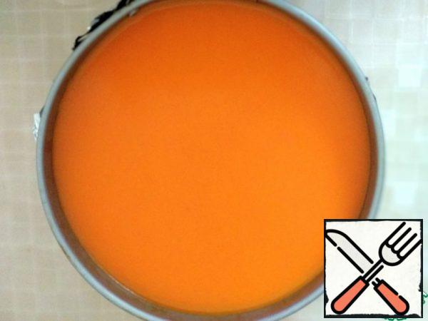 Next, prepare the jelly. To do this, mix the remaining sea buckthorn puree, sugar, water and gelatin in a saucepan. Put on the fire and, stirring gradually, heat up to 60 gr. Pour the future jelly over the cheesecake and refrigerate for at least 2 hours.
