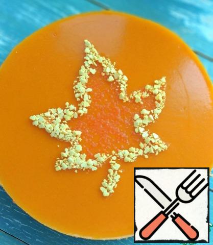 Next, remove the cheesecake from the mold and can be decorated as desired. I decorated with a pastry parcel and stencil in the form of a maple leaf (stencil cut out of paper).