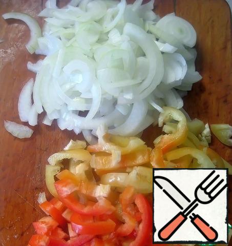 Cut onion and bell pepper into half rings.