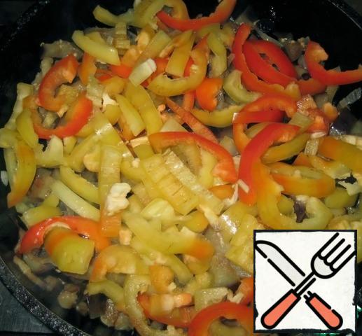 Then add the bell pepper and continue to fry, stirring constantly.