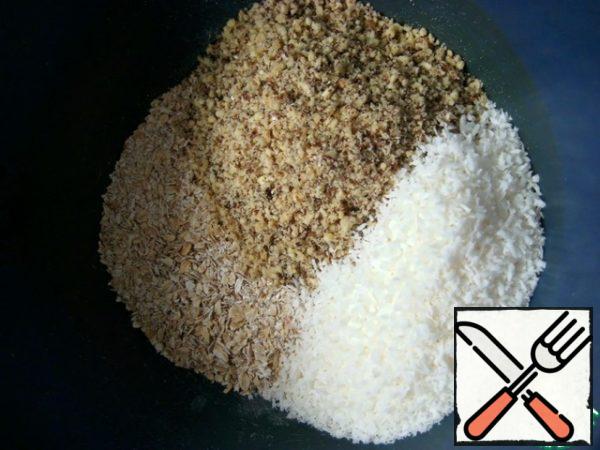 Mix the crushed flakes and nuts, coconut chips, salt and vanilla sugar in a bowl. Mix it.
