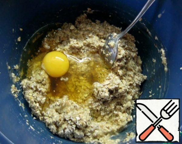 Add the banana puree to the dry ingredients and stir. Add eggs and honey. Stir again.