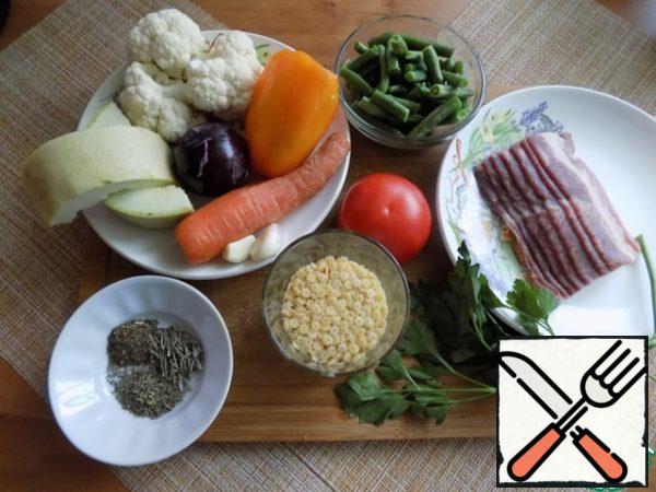 Preparing products for minestrone. I'm going to make bacon and sut today. Minestrone is made from different vegetables depending on the season. Today I will take the vegetables that I have at home in this autumn period.