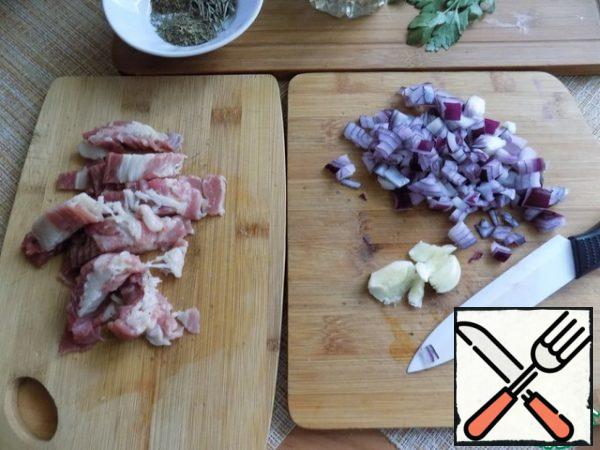 All the vegetables for the soup are cut very finely (from the nail of the little finger). I crushed the garlic with the flat side of the knife. Chop the onion very finely. My brisket is cut into fresh slices. I cut it across in thin strips.

