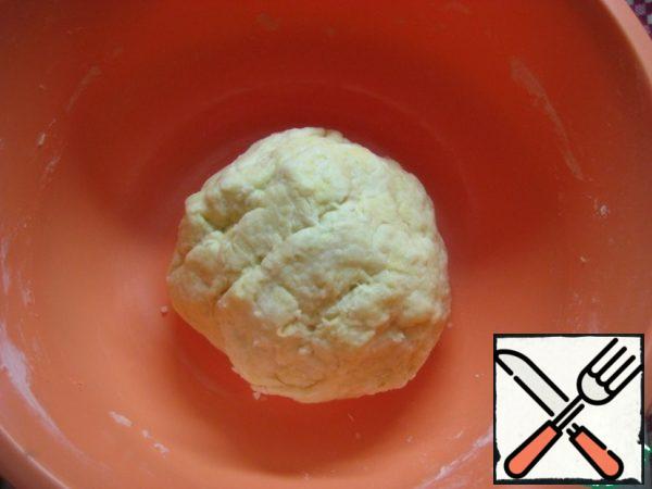 Form a ball of dough, wrap it in foil and put it in the refrigerator for at least 1 hour (I prepared the dough in advance in the evening and put it away overnight).

