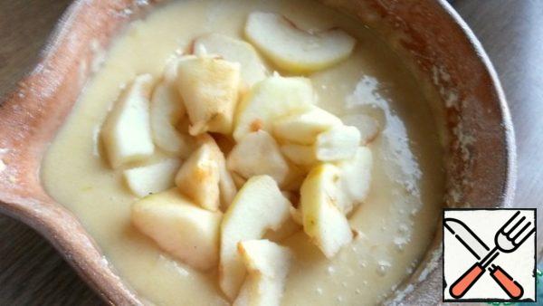 In the semi-liquid dough, lower the slices or cubes of apples in batches.