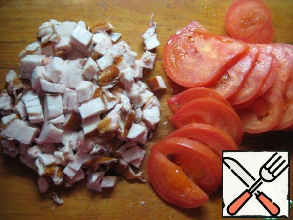 Cut into cubes smoked chicken breast, tomatoes-thin slices.