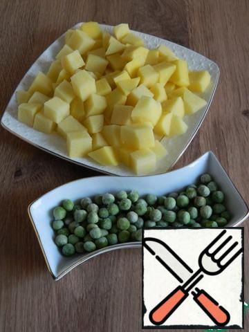 Potatoes also cut into cubes, take the necessary amount of peas.