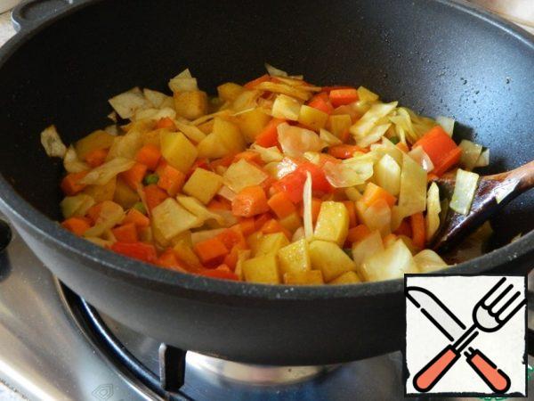 Season the stewed vegetables with them, add salt, fry the vegetables for 5 minutes, stirring constantly. Add water, Bay leaf and stew vegetables on low heat for about 10 minutes.