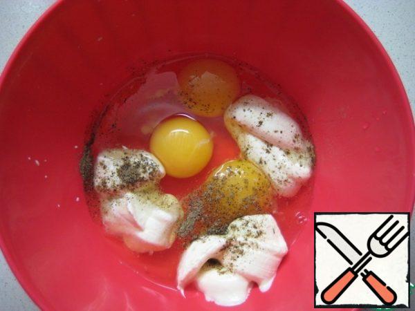 For pouring: in a bowl combine eggs, sour cream and salt / pepper to taste. Mix thoroughly with a whisk.