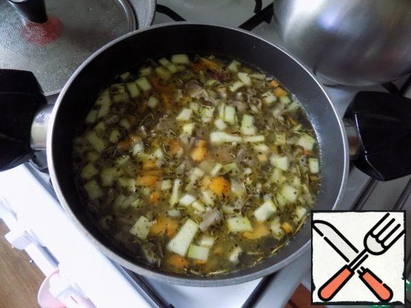 Pour hot water. Need, to water was roughly on 5 centimeters higher vegetables. Bring to a boil, reduce the heat to a minimum, cover with a lid and cook the soup for 10 minutes.