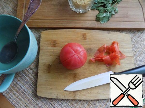 Meanwhile, remove the skin from the tomato. Tomatoes need nadsech crosswise and lower for a minute in boiling water. The skin is easily removed.