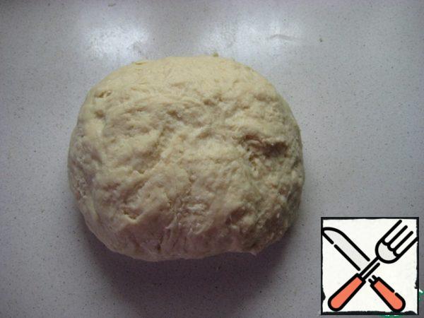 Gradually pouring the second part of the flour, knead the soft, not sticky dough to the hands, form it into a ball. Slightly lubricate the bowl and ball of dough with vegetable oil.