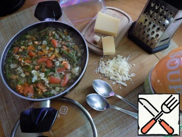 To serve, put the Parmesan grated on a plate with minestrone. It is the Parmesan that goes into this soup. Of course, for lack of it, you can use another hard cheese, your favorite.