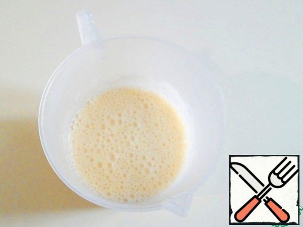 Mix everything with a mixer in a homogeneous mass, to dissolve the sugar.