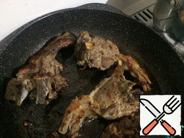 Rinse the meat, pepper it and put it in a preheated frying pan with vegetable oil. Fry on both sides until golden brown. Then pour a little hot into the pan (be sure! add water, salt and simmer until tender.
