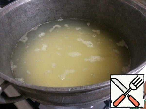 Until is preparing meat, are posing on the fire cauldron with 6 glasses water for pasta. Pasta you can cook in any quantity, the main thing-to observe the proportion of 1: 3 (1 part of millet and 3 parts of water). While the water boils, sort out the millet, if required, and rinse thoroughly with warm water. Change the water 6-7 times until it becomes transparent. Pour the millet into the boiling water.