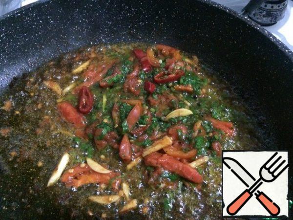 From the pan, remove the finished meat. Spread in the same pan where the meat was cooked, tomatoes, cilantro, pepper, garlic, a little salt and, stirring, simmer until the vegetables are soft.