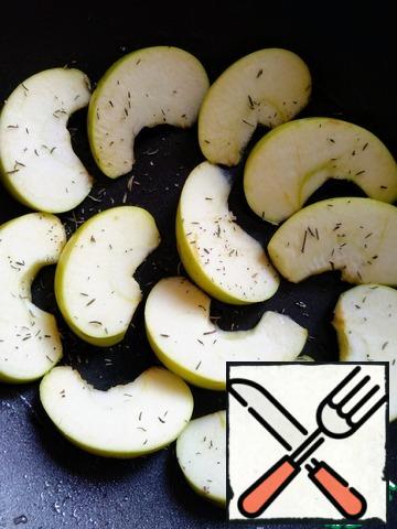 Heat the butter in a clean pan, add the Apple slices, thyme and garlic and lightly fry the apples for no more than 5 minutes. At this time, cut the eggplant into thin rings. Eggplant also fry until soft.