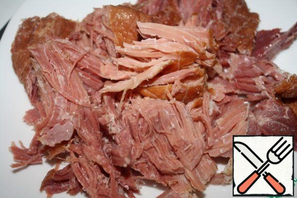 Meat for this soup-pork and, moreover, any-flesh, neck, shank, legs or ribs, if smoked, it is also good.
Cook the meat until tender and disassemble into fibers.