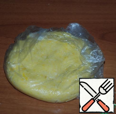 All products first grind with a fork, and then quickly mix with your hands. Long knead is not necessary. Collect the dough into a ball, send for 1 hour in the refrigerator. Products for the curd layer to get out of the refrigerator.