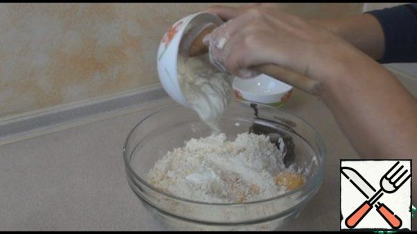 For the dough, mix the sifted flour with baking powder, grate cold butter, RUB into crumbs. Add the yolks, sour cream and knead the soft dough. Divide the dough into two parts, wrap in a plastic bag and send in the refrigerator for 4-6 hours, you can overnight.