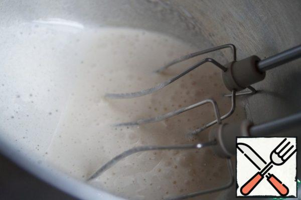 Beat egg, salt, honey, vanilla and sugar with a white mixer.
